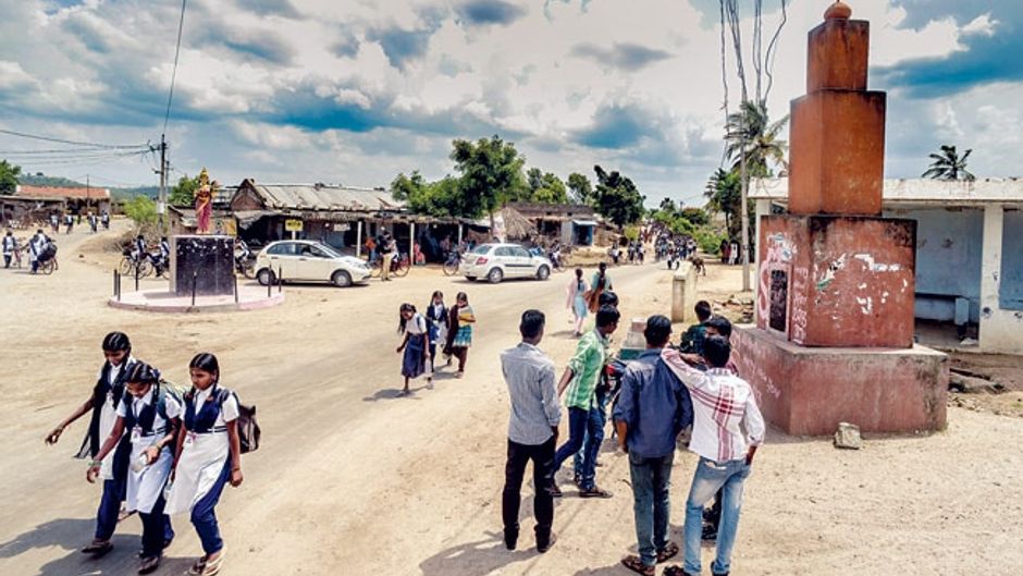 गणपति के गांव बीरपुर में 'तेलंगाना अम्मा' की प्रतिमा के सामने खड़ा माओवादियों का स्मारक (दाएं)