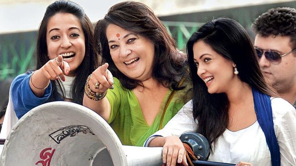 मुनमुन सेन अपनी बेटियों रिया और राइमा के साथ