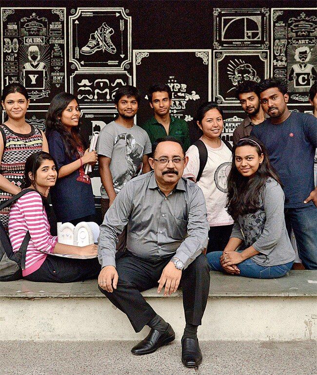 निफ्ट-दिल्ली में छात्रों के साथ डायरेक्टर आरिंदम दास