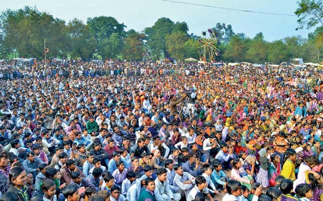 झांसी के गैराहा में यूरिया सहित अन्य मुद्दों पर जुटे हजारों किसान