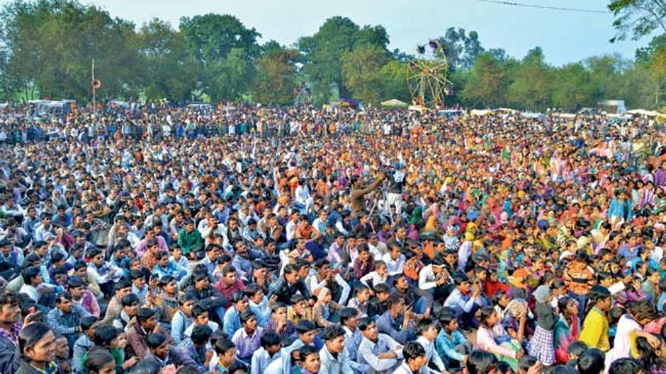 झांसी के गैराहा में यूरिया सहित अन्य मुद्दों पर जुटे हजारों किसान