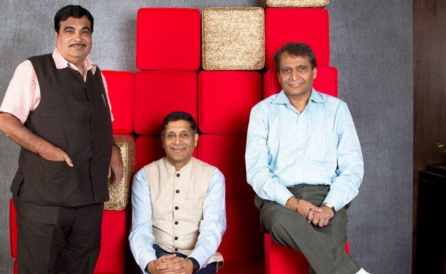 (बाएं से क्रमशः)  नितीन गडकरी, मुख्य आर्थिक सलाहकार अरविंद सुब्रह्मण्यम और रेल मंत्री सुरेश प्रभु