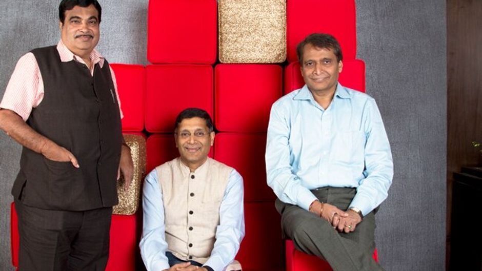 (बाएं से क्रमशः) नितीन गडकरी, मुख्य आर्थिक सलाहकार अरविंद सुब्रह्मण्यम और रेल मंत्री सुरेश प्रभु