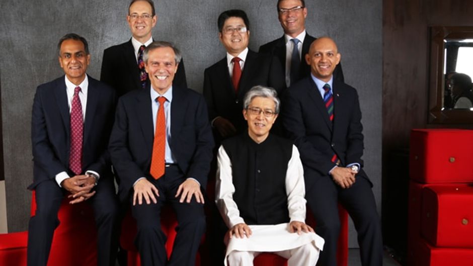 (बाएं से) रिचर्ड वर्मा, जेम्स बेवन, ली युचेंग, पैट्रिक सैकलिंग, नादिर पटेल, ताकेशी यागी और माइकल स्ट