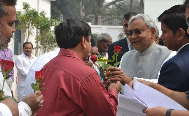 पार्टी कार्यकर्ताओं की बधाई स्वीकार करते नीतीश कुमार