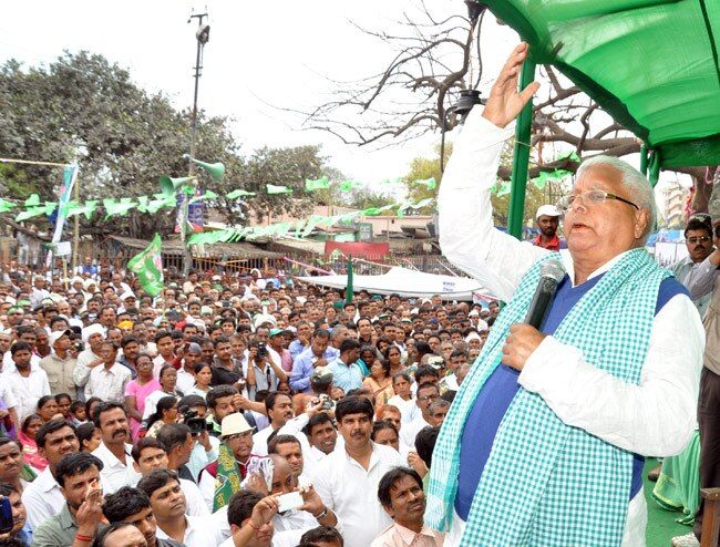 भूमि अधिग्रहण बिल के विरोध में राजभवन मार्च के दौरान लालू