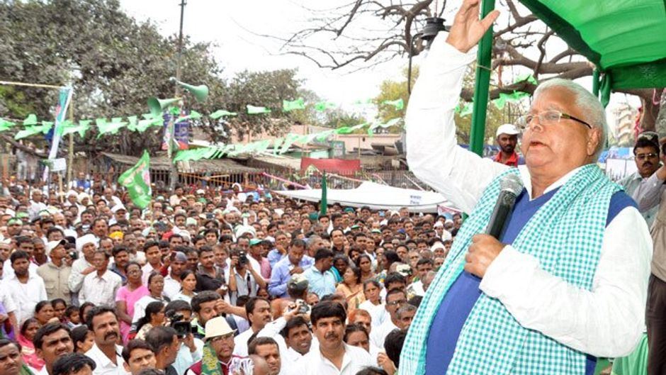 भूमि अधिग्रहण बिल के विरोध में राजभवन मार्च के दौरान लालू