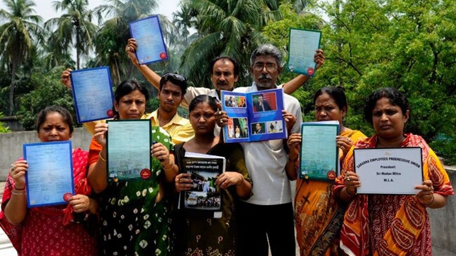 शारदा समूह के चेयरमैन सुदीप सेन गुप्ता के खिलाफ कोलकाता में प्रदर्शन करते निवेश और एजेंट