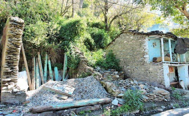 कर्णप्रयाग के पास आदिबद्री गांव में छोड़ दिए जाने के बाद खंडहर में तब्दील एक घर