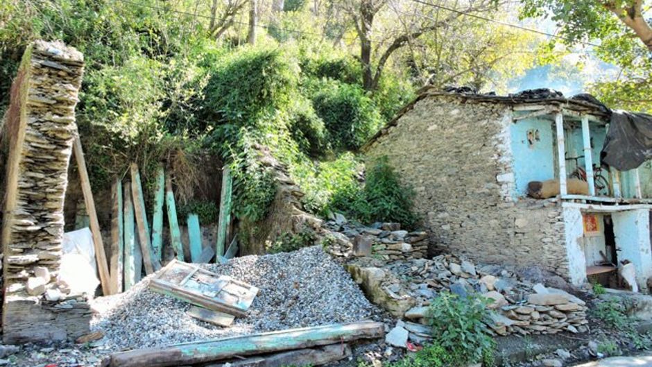 कर्णप्रयाग के पास आदिबद्री गांव में छोड़ दिए जाने के बाद खंडहर में तब्दील एक घर