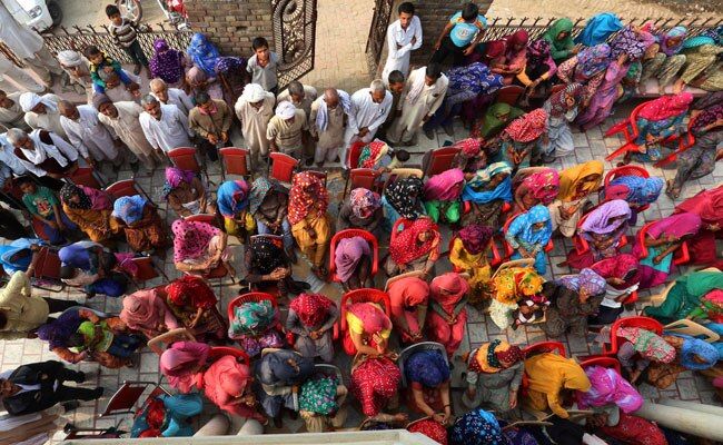 हरियाणा के बीबीपुर में महिला चैपाल में जुटे ग्रामीण