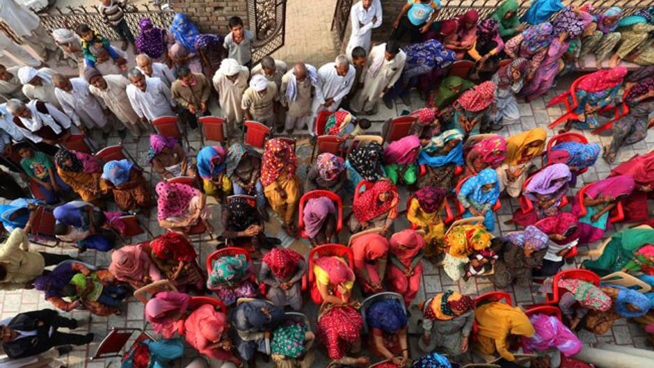 हरियाणा के बीबीपुर में महिला चैपाल में जुटे ग्रामीण