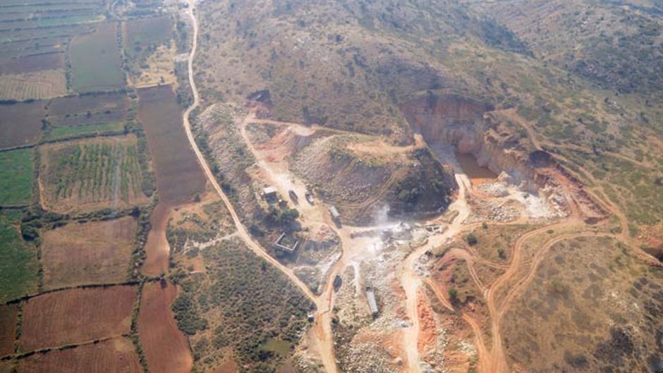 राजस्थान के करौली जिले में कैला देवी मंदिर से चंद किलोमीटर के फासले पर खनन का शिकार पहाड़ी