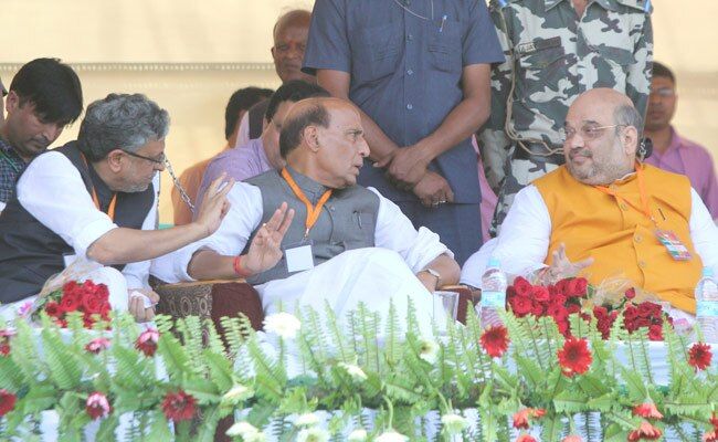 पटना में (बाएं से) बीजेपी नेता सुशील कुमार मोदी, राजनाथ सिंह और बीजेपी अध्यक्ष अमित शाह
