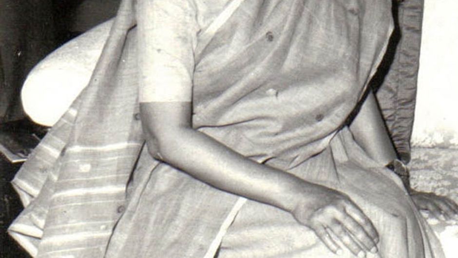 भावपूर्ण मुद्रा में इंदिरा गांधी