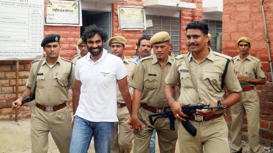 पुलिस एस्कोर्ट में आनंदपाल सिंह