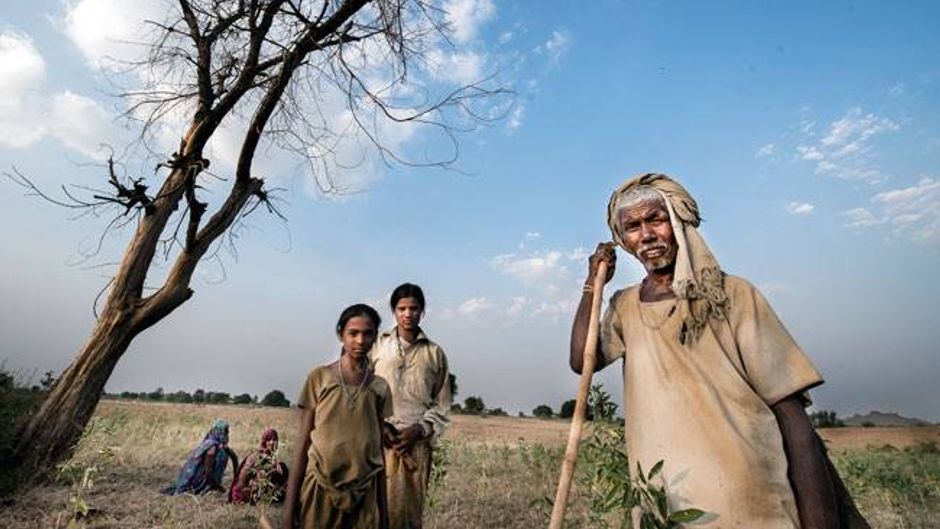 अपने सूखे हुए खेत में बांदा जिले के आनंदपुरा सढ़ा गांव के किसान राम आधार