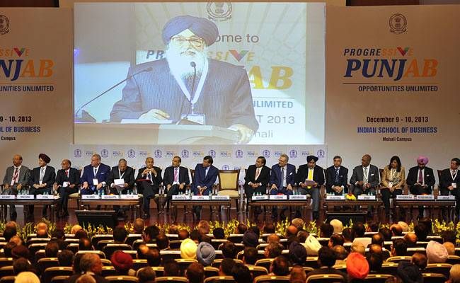 2013 में प्रोग्रेसिव पंजाब प्रोग्रेसिव समिट में प्रतिनिधियों को संबोधित करते सीएम प्रकाश सिंह बाद