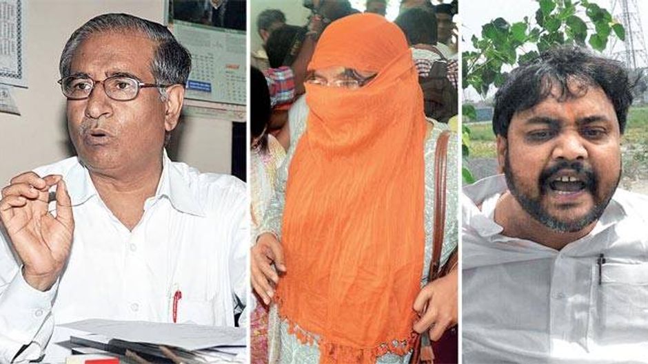 बोर्ड के पूर्व अध्यक्ष लालकेश्वर प्रसाद, उनकी पत्नी उषा सिन्हा और बच्चा राय (बाएं से दाएं)