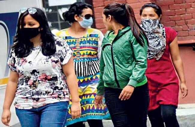 काठमांडू की जिला अदालत से मुंह ढंक कर निकलती महिला चिकित्सक