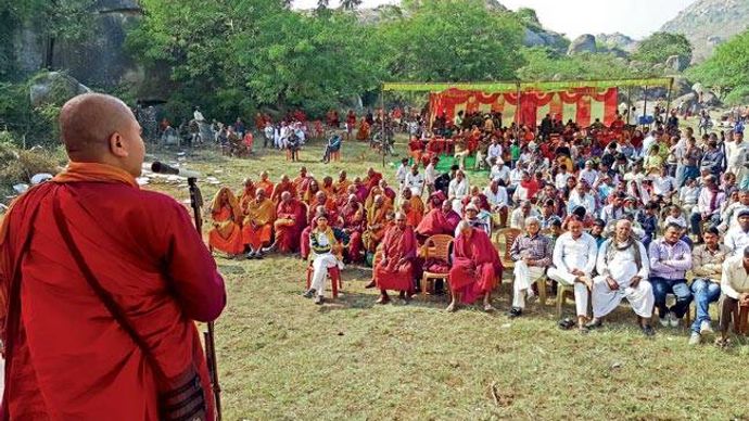 जहानाबाद जिले में बौद्ध धर्म की दीक्षा से पहले लोगों को संबोधित करते भंते