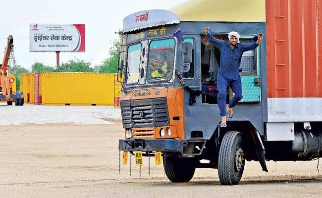 दूदू स्थित ड्राइवर सेवा केंद्र में अपना ट्रक लगाकर उतरता एक ड्राइवर