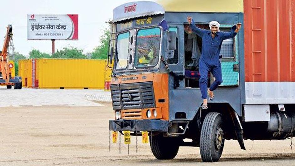दूदू स्थित ड्राइवर सेवा केंद्र में अपना ट्रक लगाकर उतरता एक ड्राइवर