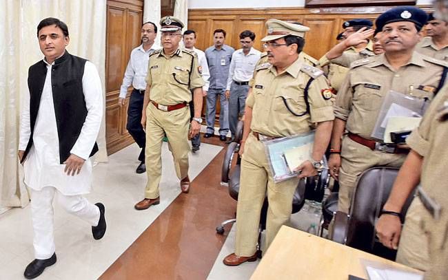 प्रदेश के आला पुलिस अधिकारियों के साथ बैठक के दौरान सीएम अखिलेश यादव