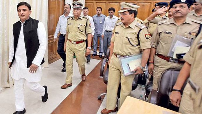प्रदेश के आला पुलिस अधिकारियों के साथ बैठक के दौरान सीएम अखिलेश यादव