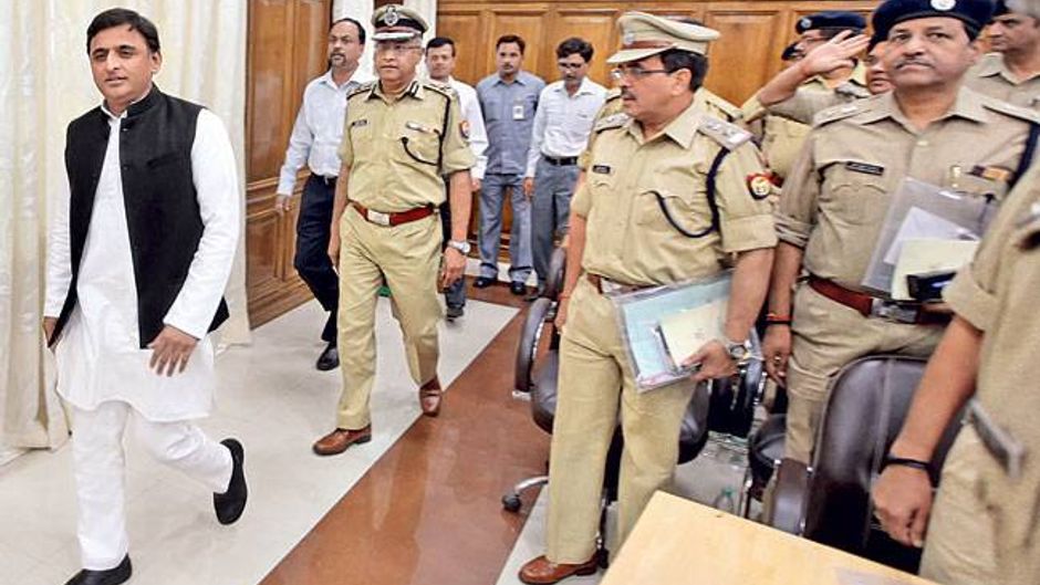 प्रदेश के आला पुलिस अधिकारियों के साथ बैठक के दौरान सीएम अखिलेश यादव