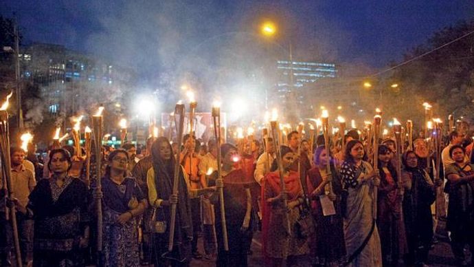 अविजित रॉय की हत्या के बाद ढाका में निकाला गया मशाल जुलूस