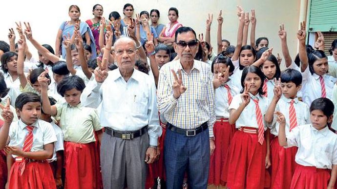 दृष्टि स्कूल की छात्राओं के साथ संचालक शंकरलाल गुप्ता (काला चश्मा पहने) और संरक्षक के.जी. गुप्ता