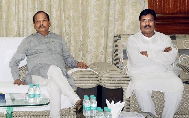 झारखंड के मुख्यमंत्री रघुवर दास (बाएं) के साथ ताला मरांडी
