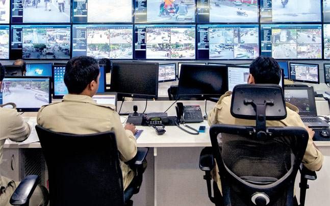 आधुनिक तकनीक से लैस लखनऊ पुलिस का कंट्रोल रूम