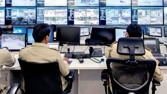 आधुनिक तकनीक से लैस लखनऊ पुलिस का कंट्रोल रूम