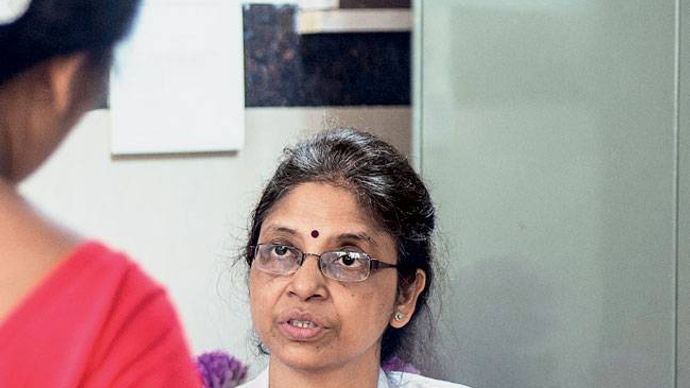 एक महिला रोगी को देखतीं डॉ. मंदाकिनी प्रधान