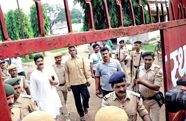जमानत मिलने के बाद भागलपुर जेल से बाहर आते हुए शहाबुद्दीन