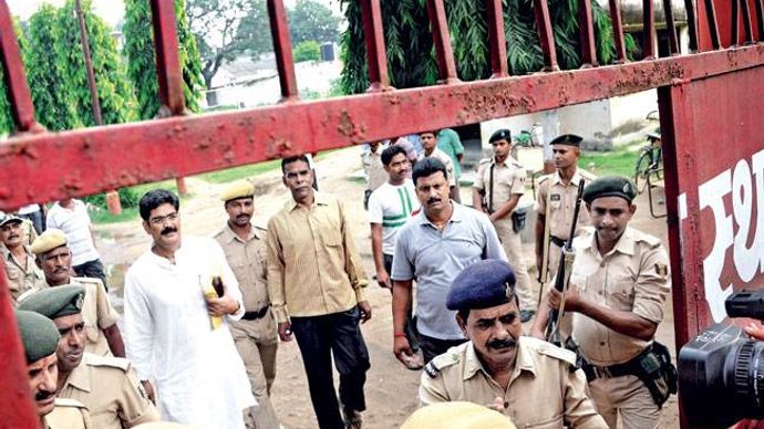 जमानत मिलने के बाद भागलपुर जेल से बाहर आते हुए शहाबुद्दीन