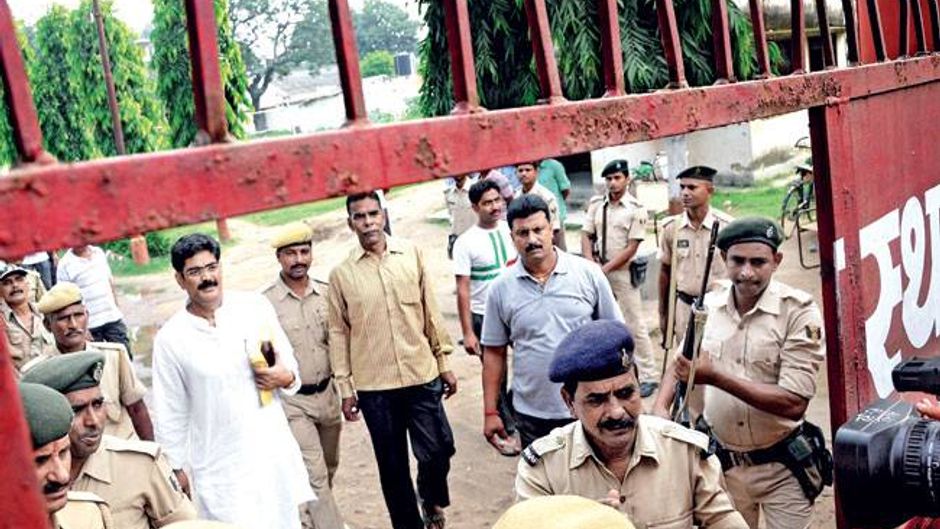 जमानत मिलने के बाद भागलपुर जेल से बाहर आते हुए शहाबुद्दीन