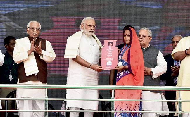 पूर्वी उत्तर प्रदेश के बलिया जिले से उज्ज्वला योजना का शुभारंभ करते हुए प्रधानमंत्री नरेंद्र मो