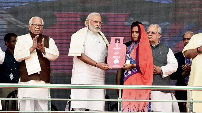 पूर्वी उत्तर प्रदेश के बलिया जिले से उज्ज्वला योजना का शुभारंभ करते हुए प्रधानमंत्री नरेंद्र मो