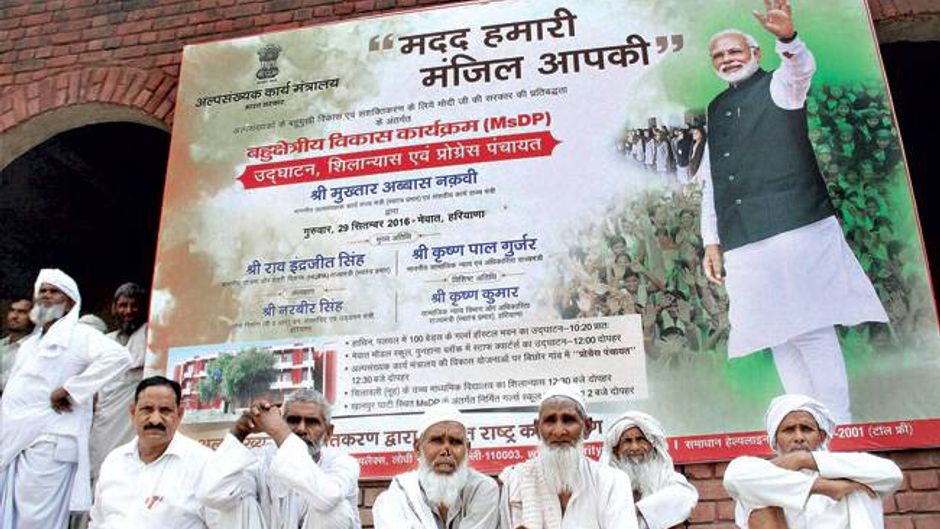 हरियाणा के मेवात में 29 सितंबर को आयोजित मुस्लिम पंचायत के इंतजार में बैठे लोग