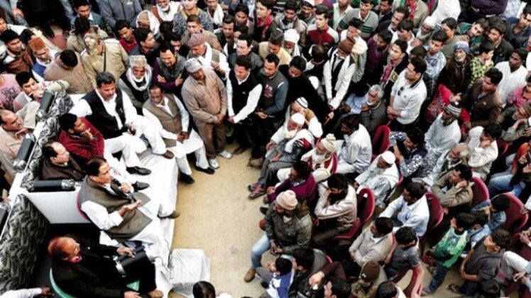 रामपुर के डुंडई गांव में लोगों से बातचीत करते सपा के वरिष्ठ नेता आजम खान