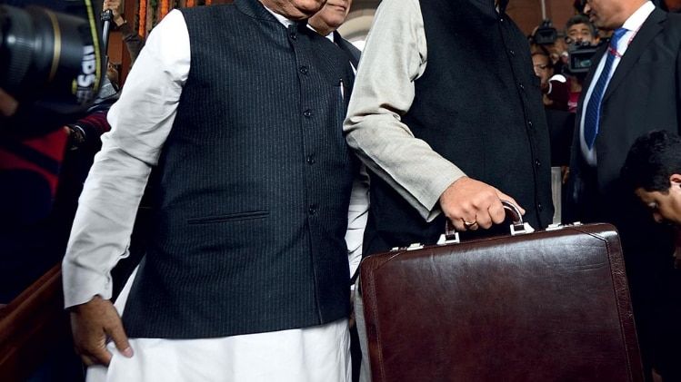 संसद भवन में बजट पेश करने पहुंचते वित्त मंत्री अरुण जेटली और वित्त राज्यमंत्री अर्जुन मेघवाल