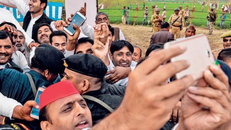 साथ-साथः समर्थकों के साथ सेल्फी लेते अखिलेश यादव