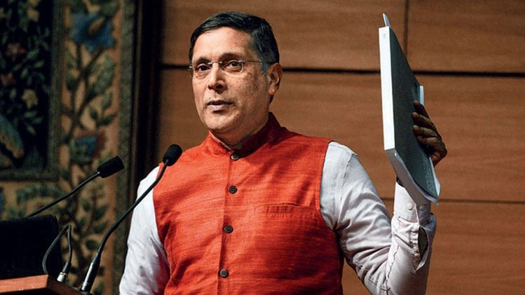 अरविंद सुब्रह्मण्यम आर्थिक सर्वेक्षण पेश करते हुए