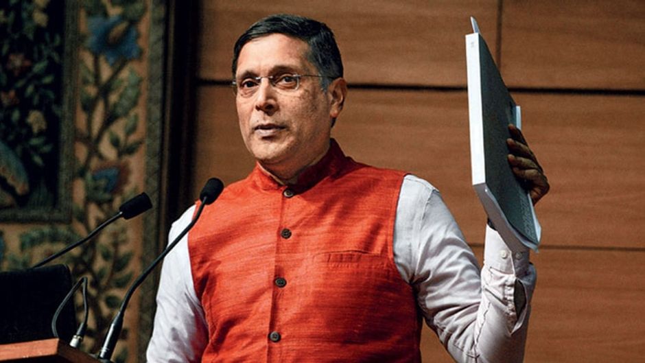 अरविंद सुब्रह्मण्यम आर्थिक सर्वेक्षण पेश करते हुए