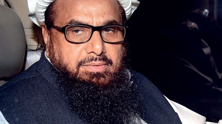 लाहौर में हाफिज सईद को ले जाती हुई पुलिस