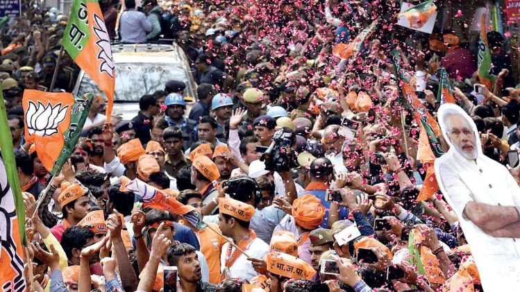 बनारस के रोड शो में मोदी