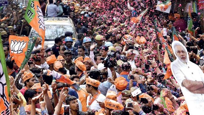 बनारस के रोड शो में मोदी